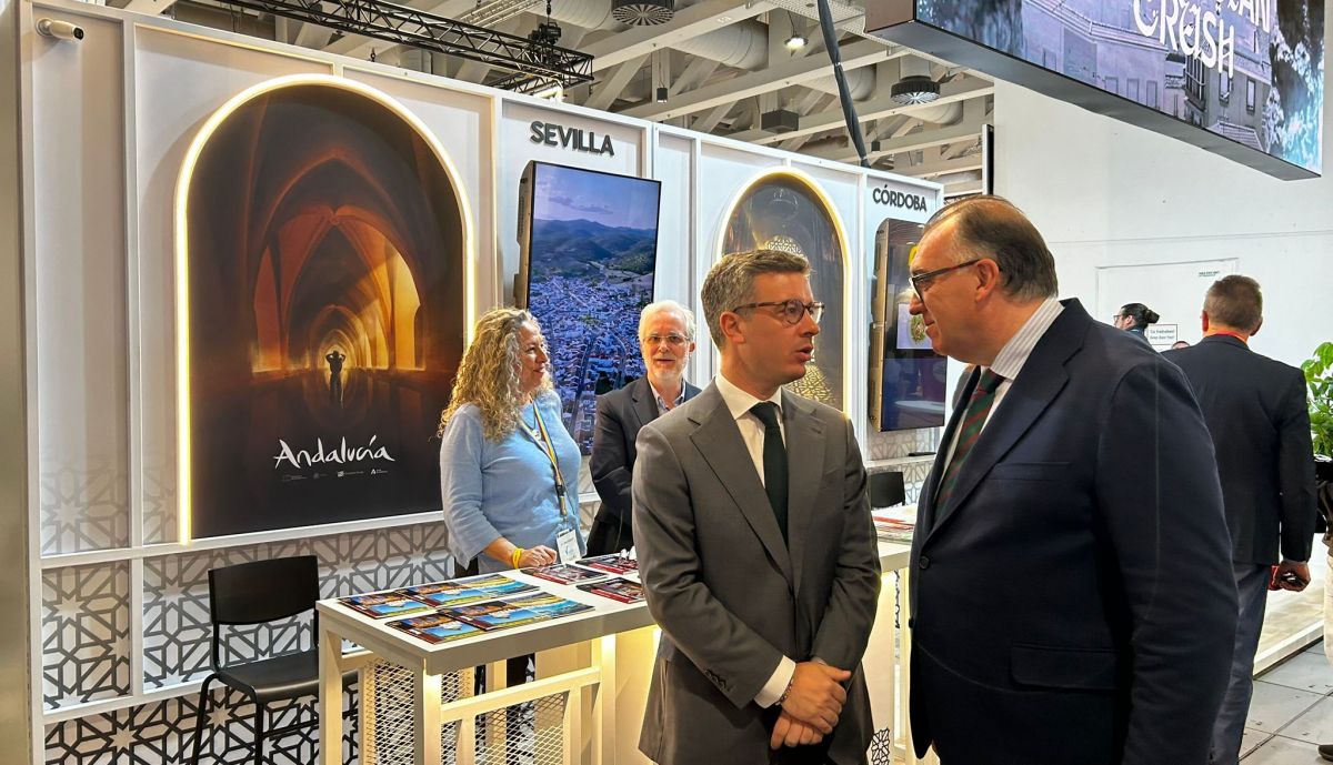 Rodríguez Hans, con el consejero Bernal, en el stand de Sevilla.