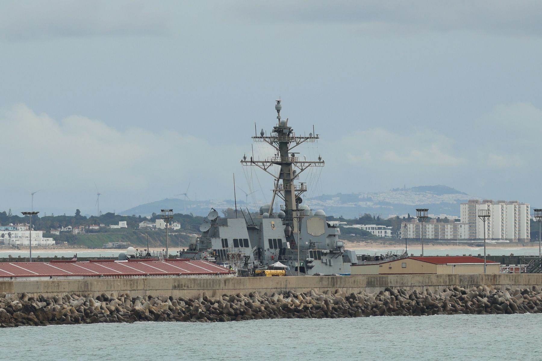 Un barco militar de EEUU en Rota.