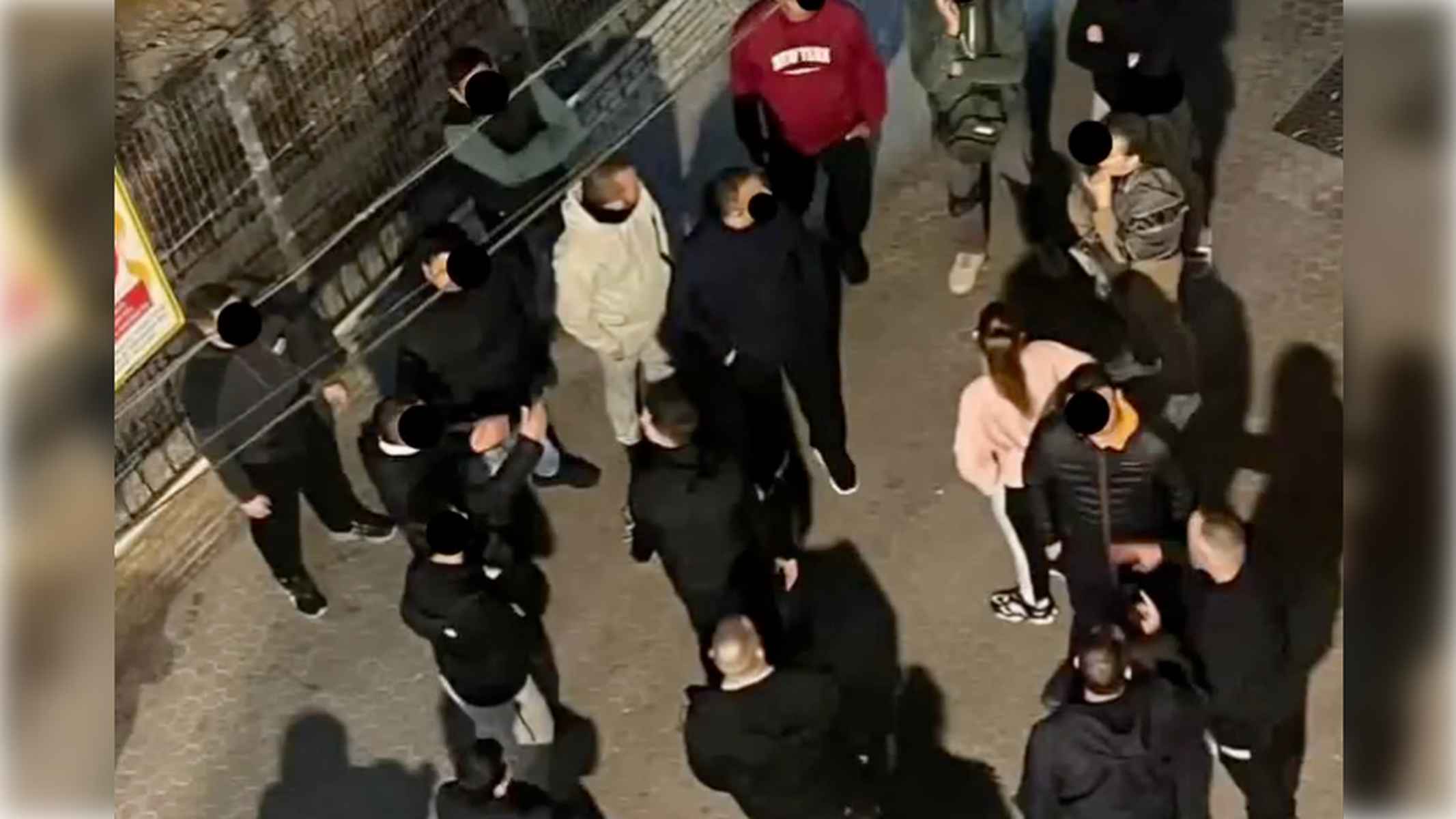 Reunión de vecinos para patrullar en El Cerezo contra los 'gorrillas'. Reunión de vecinos para patrullar en El Cerezo contra los 'gorrillas'.