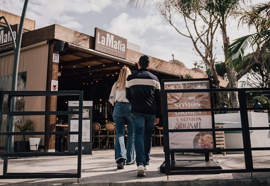 Imagen del restaurante de La Mafia se sienta en la mesa en Chiclana, que ahora deberá también cambiar de nombre.