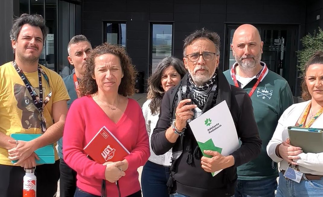 Carlos Fernández, de Adelante Jerez, reunido con trabajadores de Majorel.