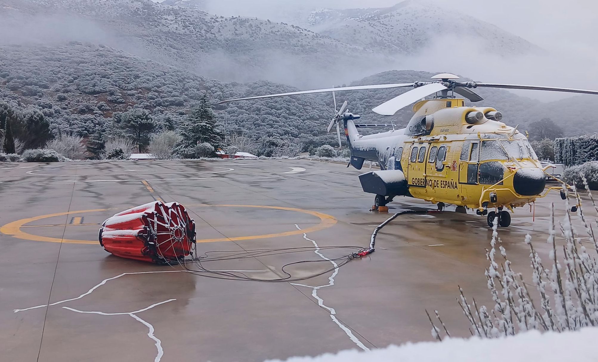 Un helicóptero del Plan Infoca, en Huelma, provincia de Jaén