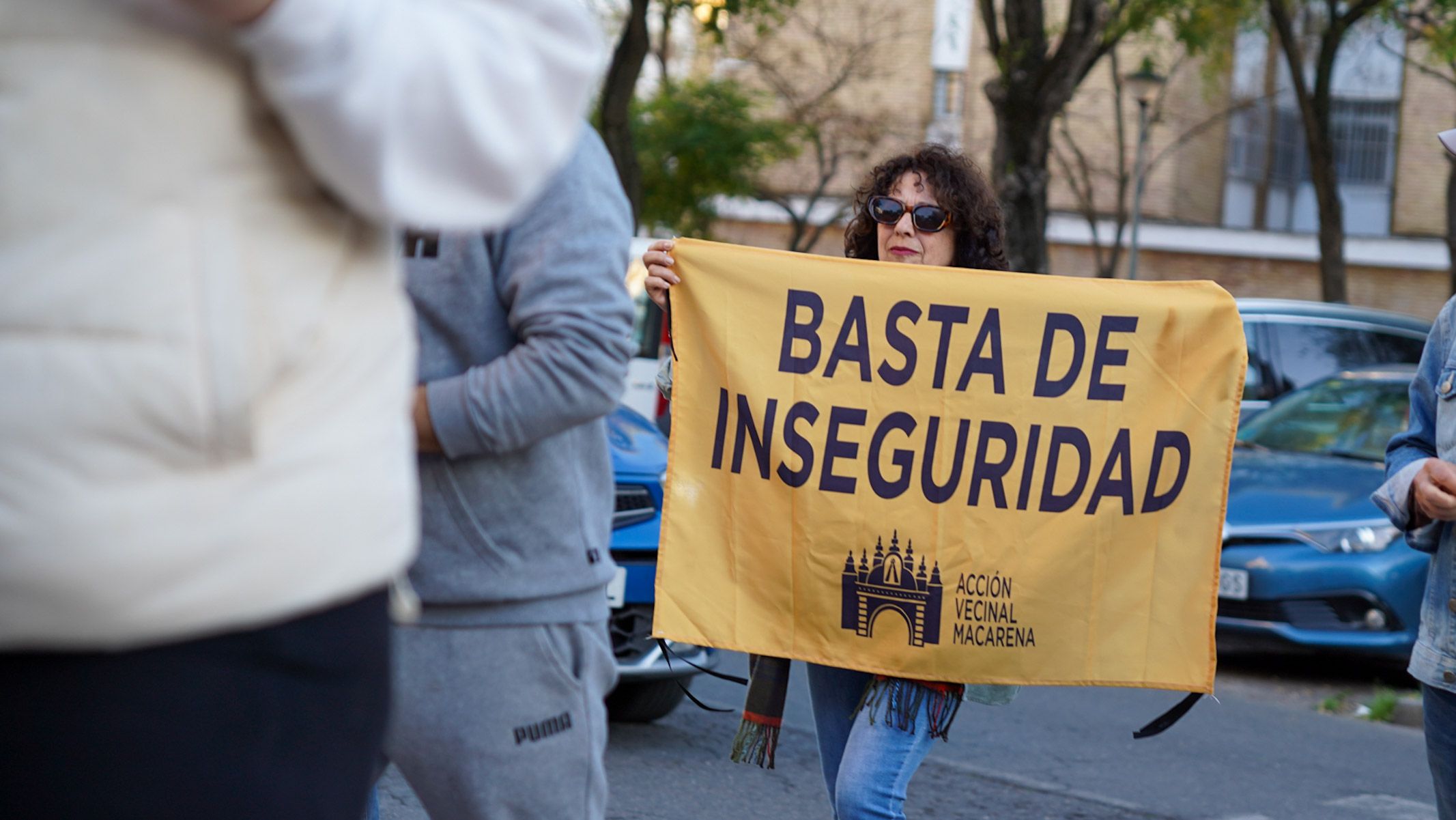 Vecinos del barrio sevillano de El Cerezo, en el distrito Macarena, protestan contra la inseguridad y reclaman mayor presencia policial en la zona. 