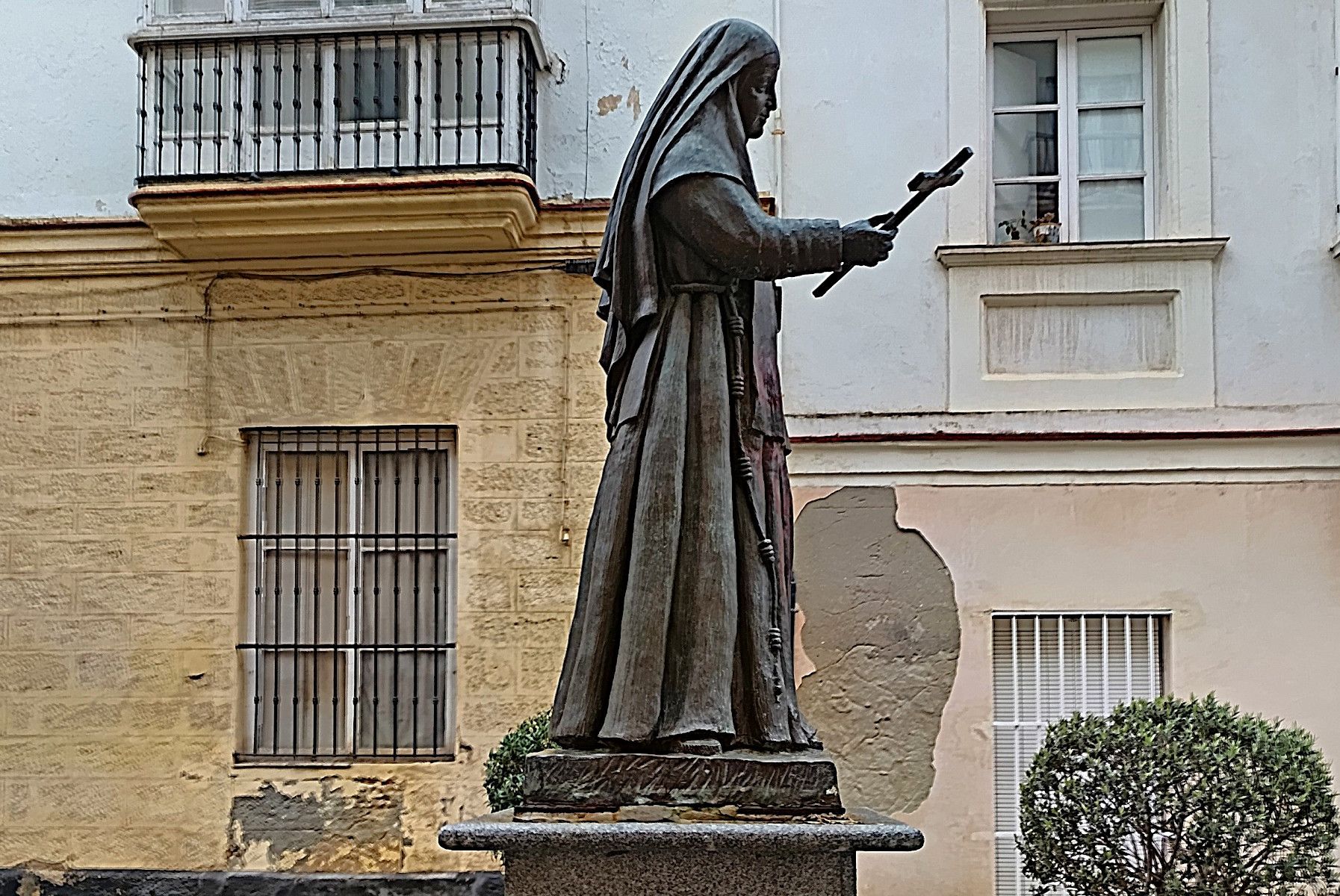 Monumento Santa Ángela de la Cruz, vista lateral izquierda.
