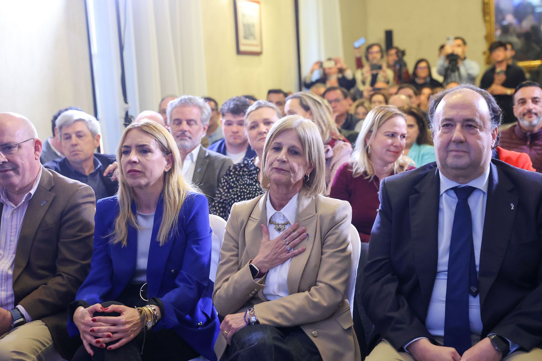 La alcaldesa, María José García-Pelayo, junto a la presidenta de la Diputación de Cádiz, Almudena Martínez, y otros miembros del Consejo Rector de 2031, el pasado 13 de marzo tras conocerse que no se pasaba el corte.