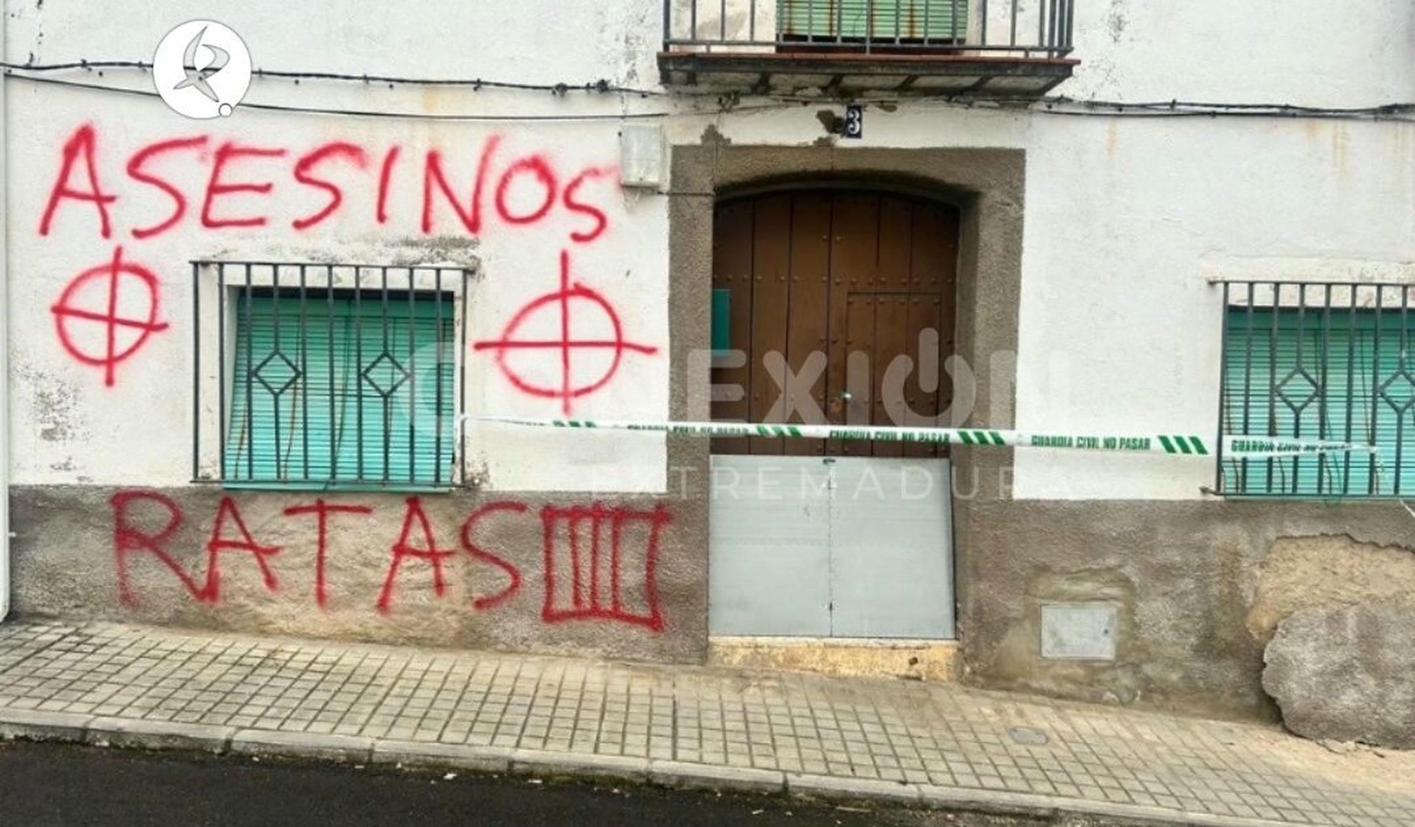 Pintadas en la fachada de la casa de los presuntos asesinos de Francisca Cadenas Pintadas en la fachada de la casa de los presuntos asesinos de Francisca Cadenas