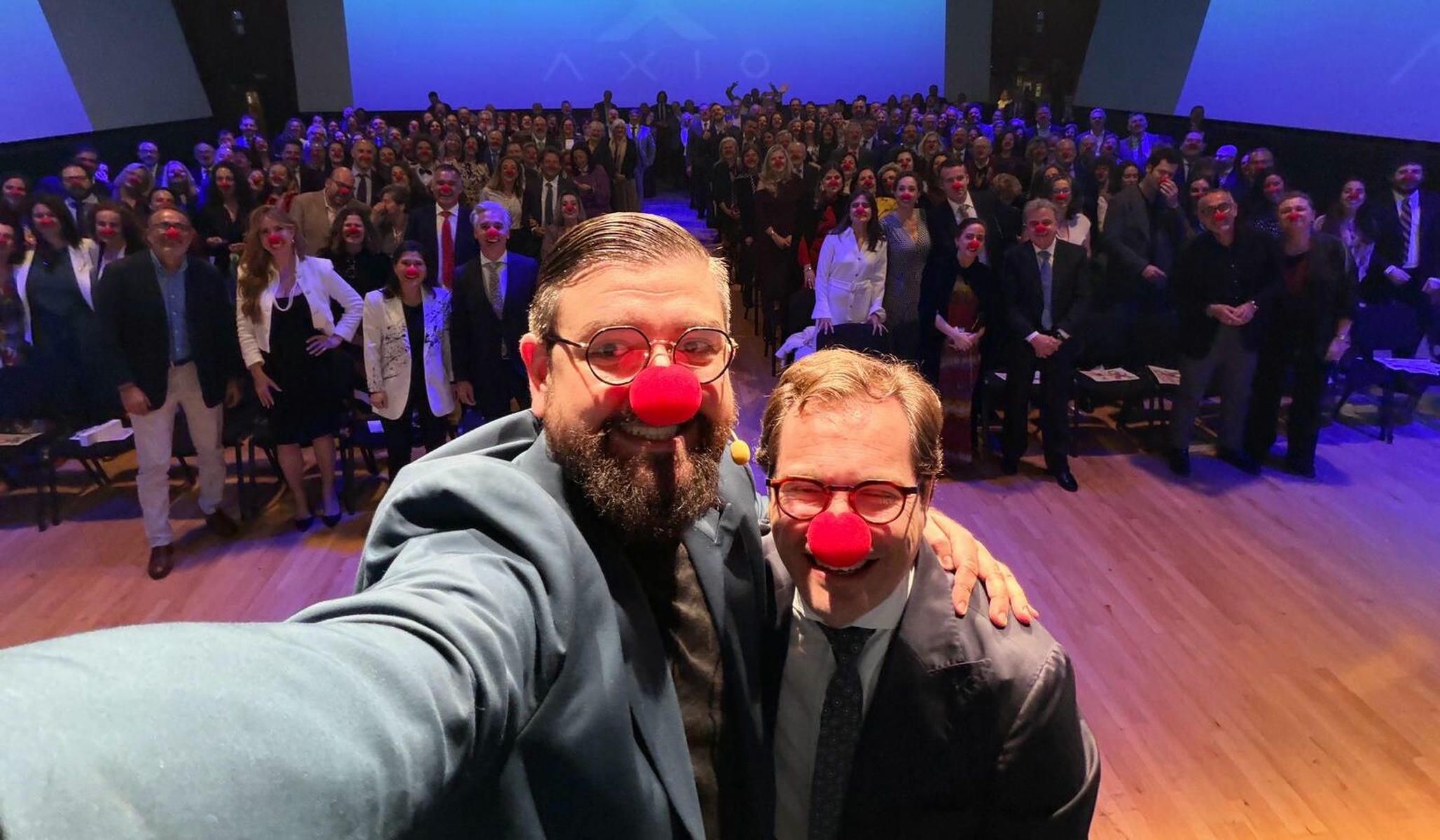 Selfie de Manu Sánchez junto a Jesús Corrales y los presentes en la Gala AXIO en Jerez. Selfie de Manu Sánchez junto a Jesús Corrales y los presentes en la Gala AXIO en Jerez.