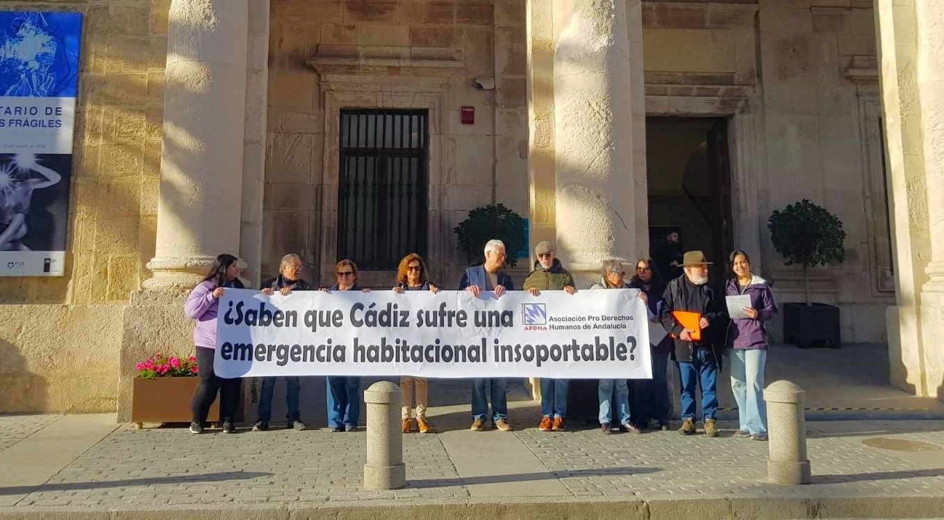 La pancarta de la Apdha en las jornadas de vivienda de Cádiz.