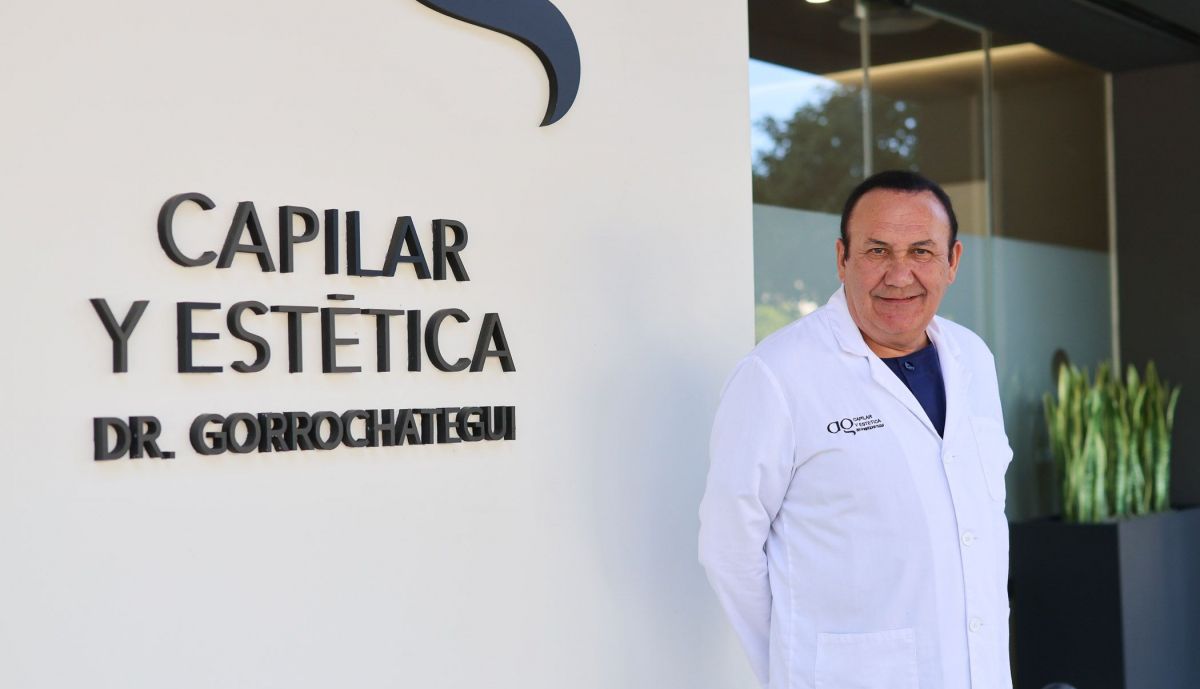 El doctor Alberto Gorrochategui en el centro capilar 