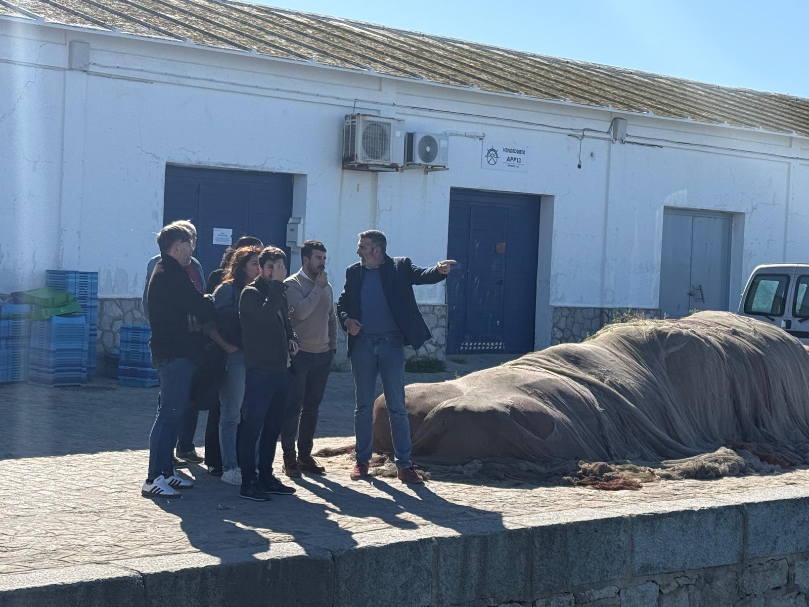 El diputado Javier Pizarro visita el puerto de Barbate.
