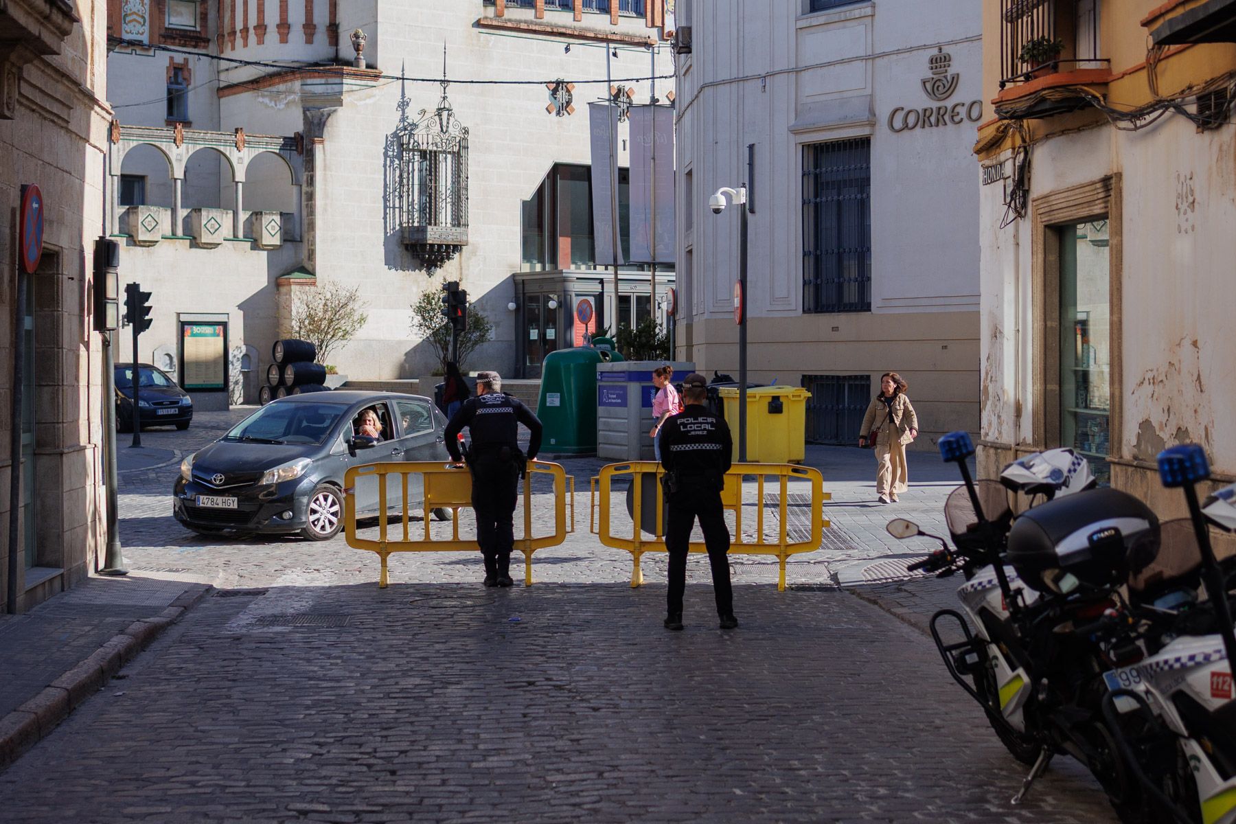 Policías regulan los cortes de tráfico con una calle Honda restringida en Jerez.