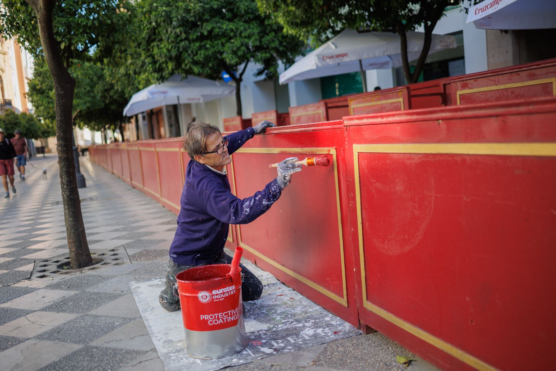 Un operario municipal pinta palcos de Semana Santa en Jerez.