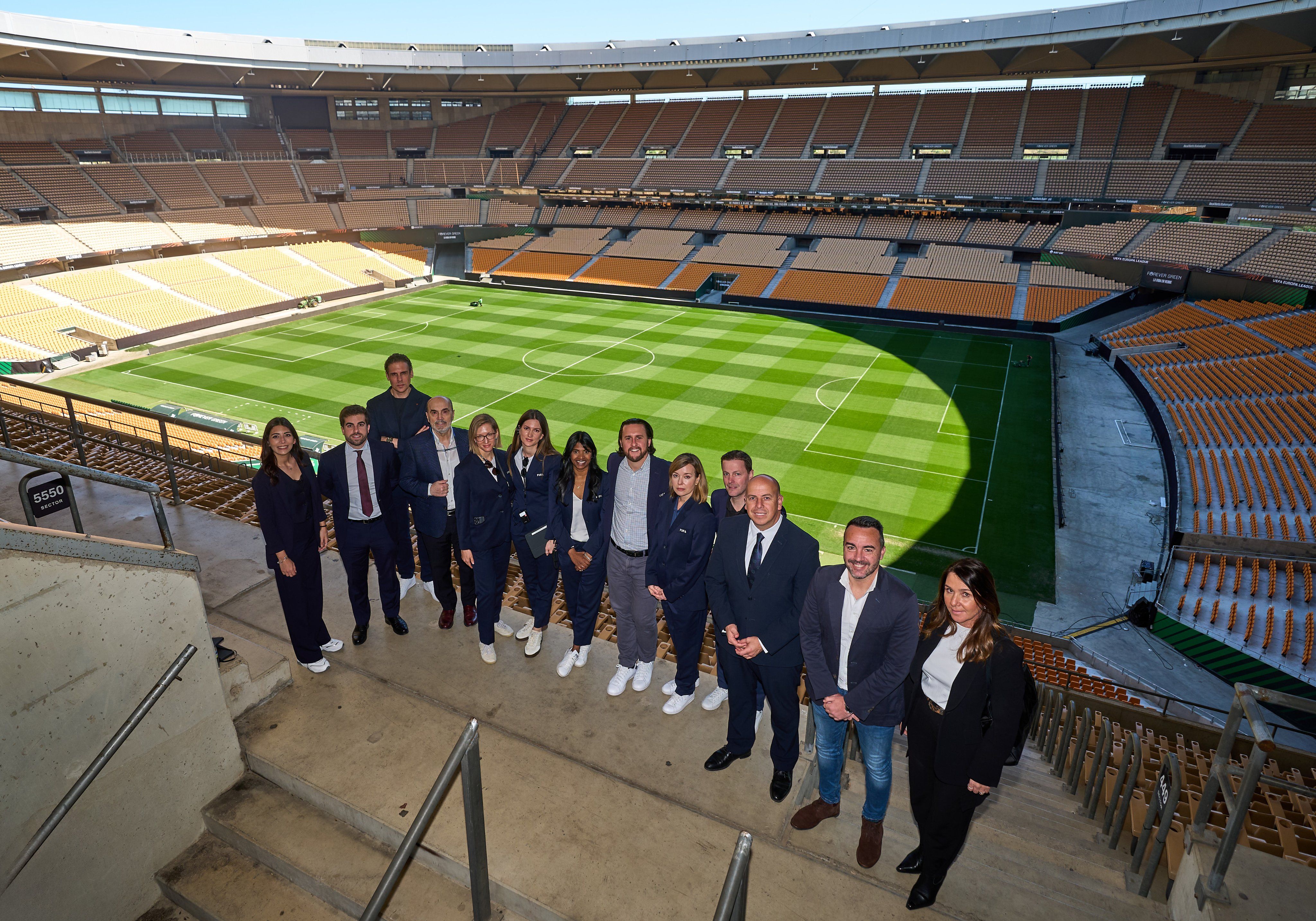 La comitiva que ha acudido al estadio de La Cartuja.