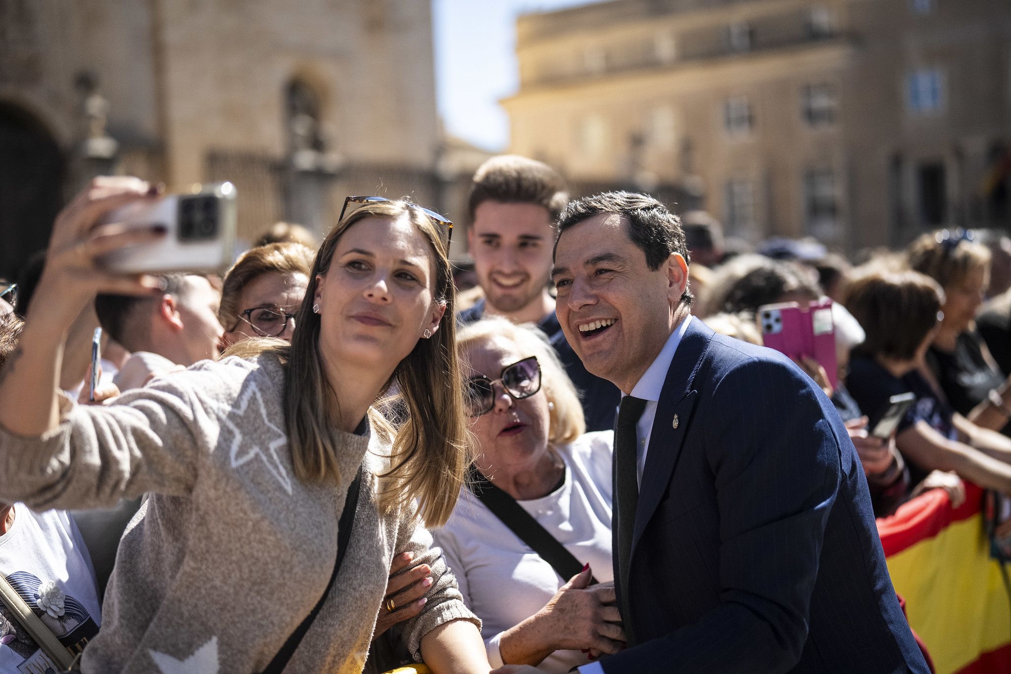 El presidente de la Junta, haciéndose selfies en Jaén este martes. El presidente de la Junta, haciéndose selfies en Jaén este martes.