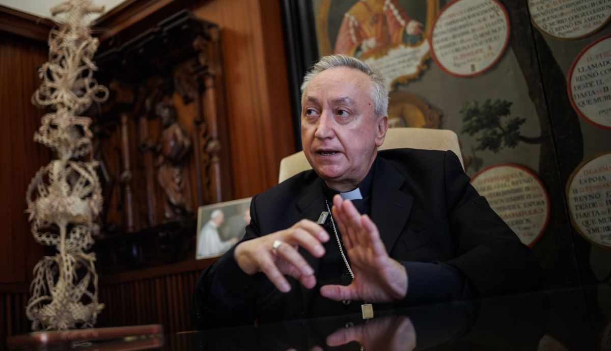 El obispo durante la entrevista. 
