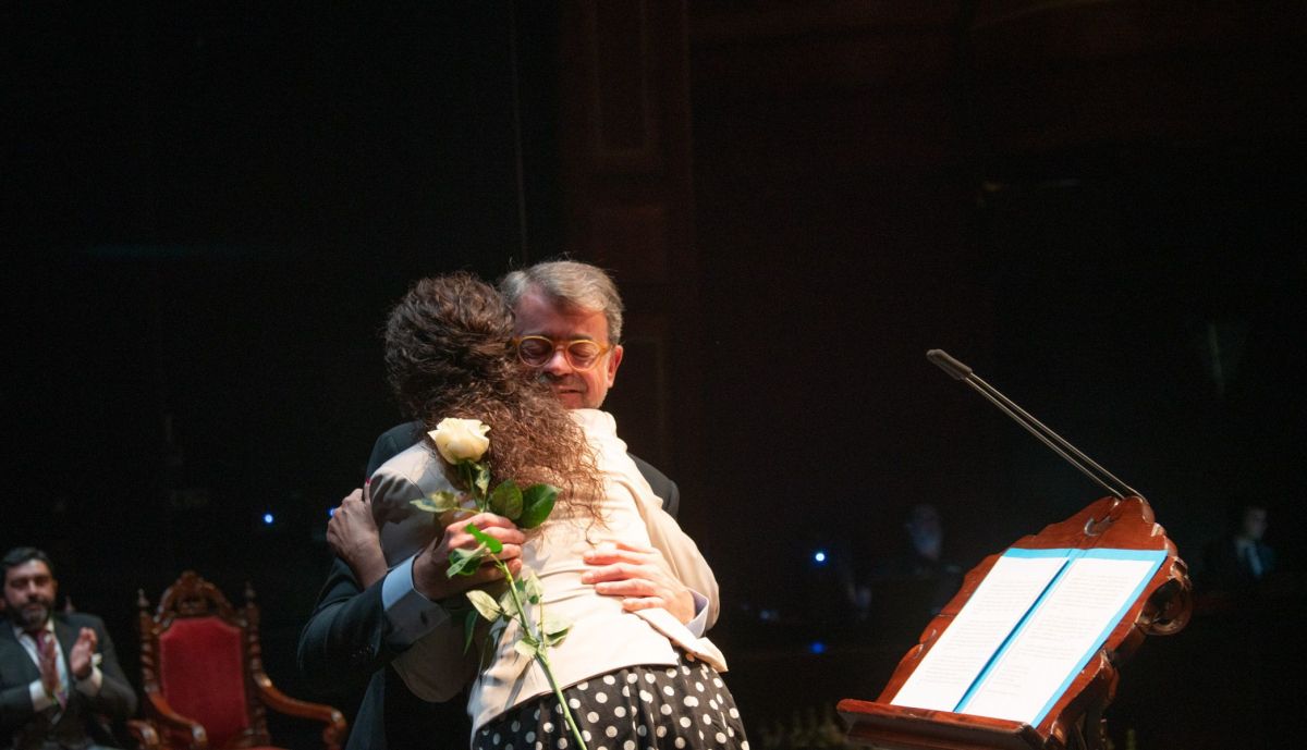 Pregonero y presentadora abrazados y con la rosa que regaló a Juan Mera. 