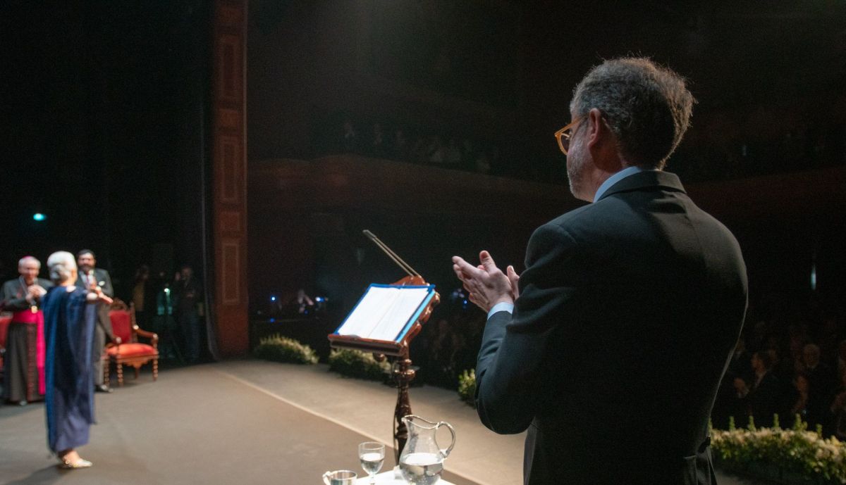 El pregonero aplaude a Paqui Méndez tras su actuación. 