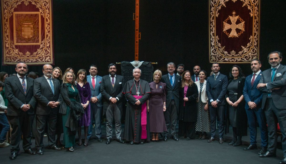 El obispo, la alcaldesa, el Consejo y otras autoridades posando en el escenario del teatro.  