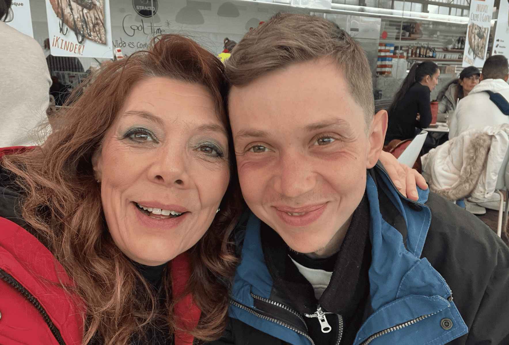 Charo Rodríguez, junto a su hijo Manuel, que lleva dos semanas desaparecido.