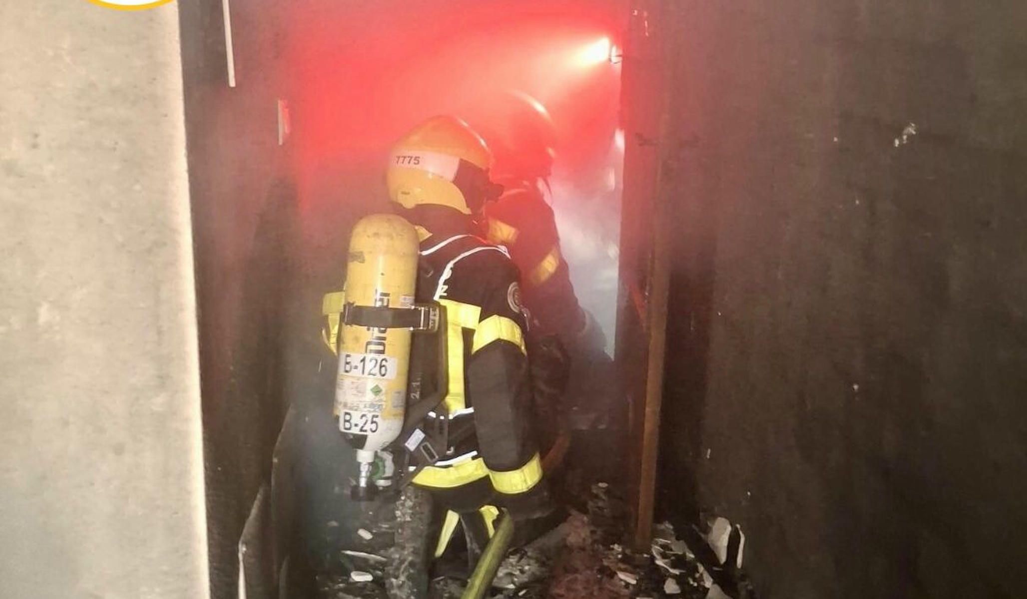 Bomberos acceden al interior de la vivienda donde se habría producido la explosión de gas en Algeciras.