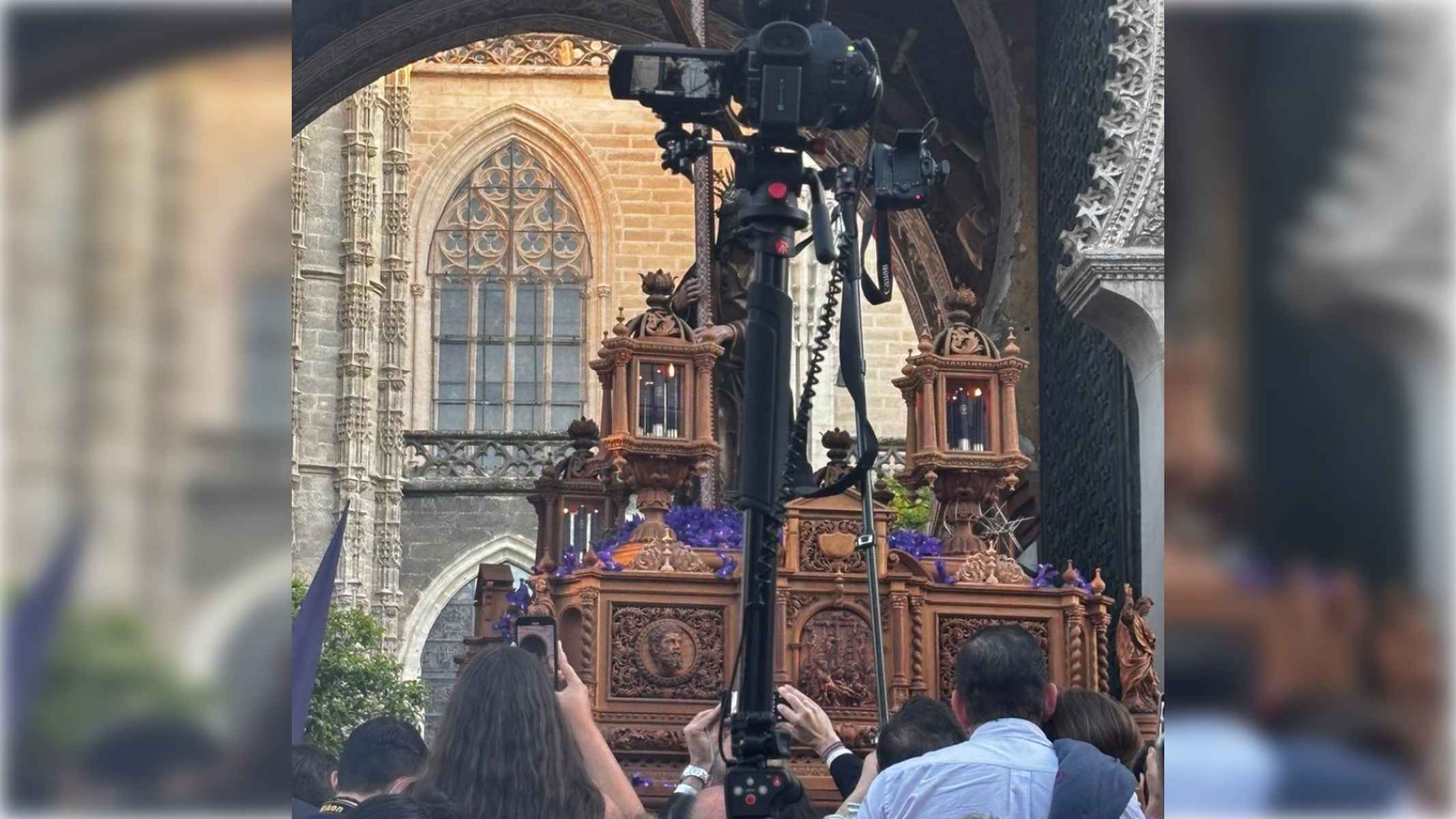 Un trípode obstaculiza la visión en la procesión del Cristo de la Corona en Sevilla.   FOTO: VÍCTOR D. REGALADO