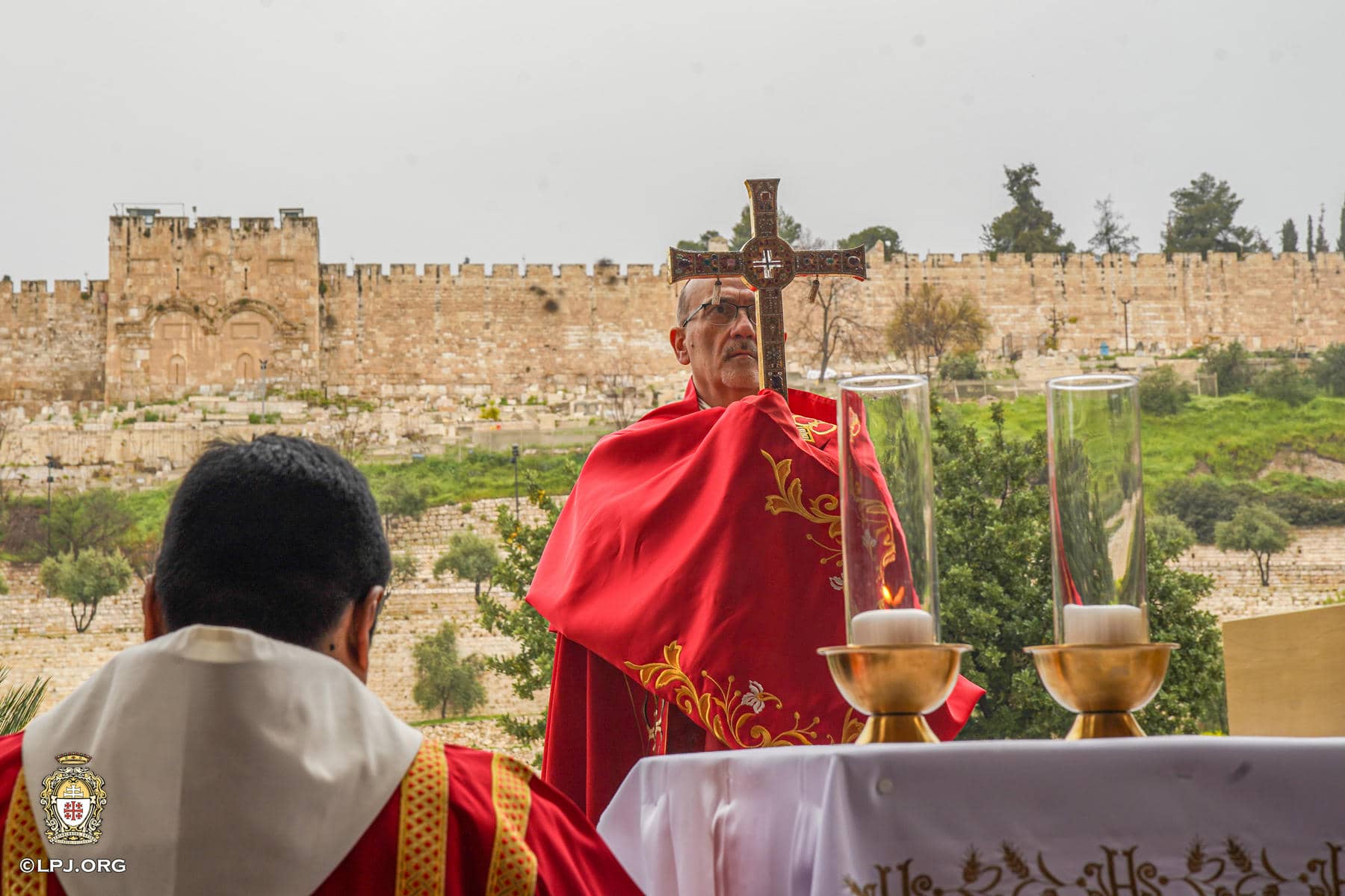 El patriarca latino de Jerusalén.