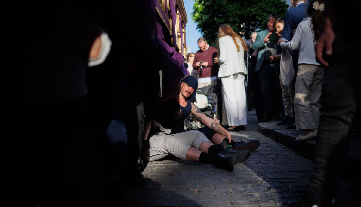 Costaleros de Pasión, descansando. 