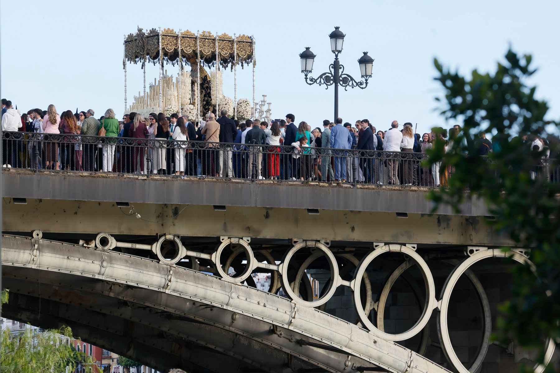 La Virgen de La Estrella recorre el barrio de Triana durante su procesión de Domingo de Ramos.