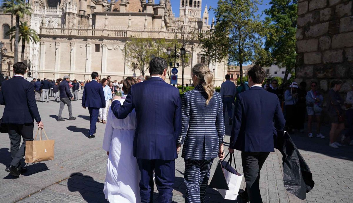 El presidente de la Junta de Andalucía, con su familia en Sevilla.