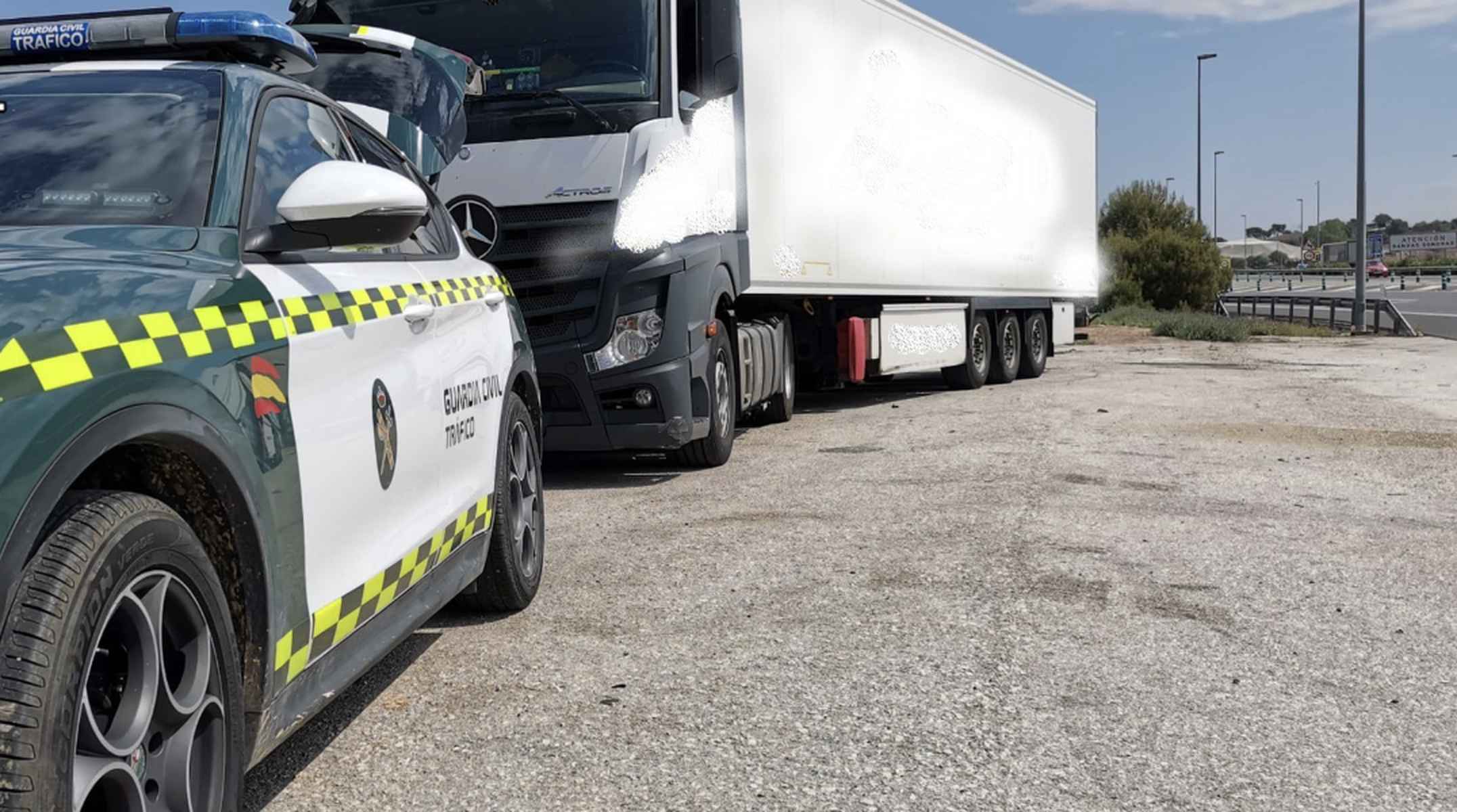 Imagen de archivo de la Guardia Civil en una intervención con un camión.
