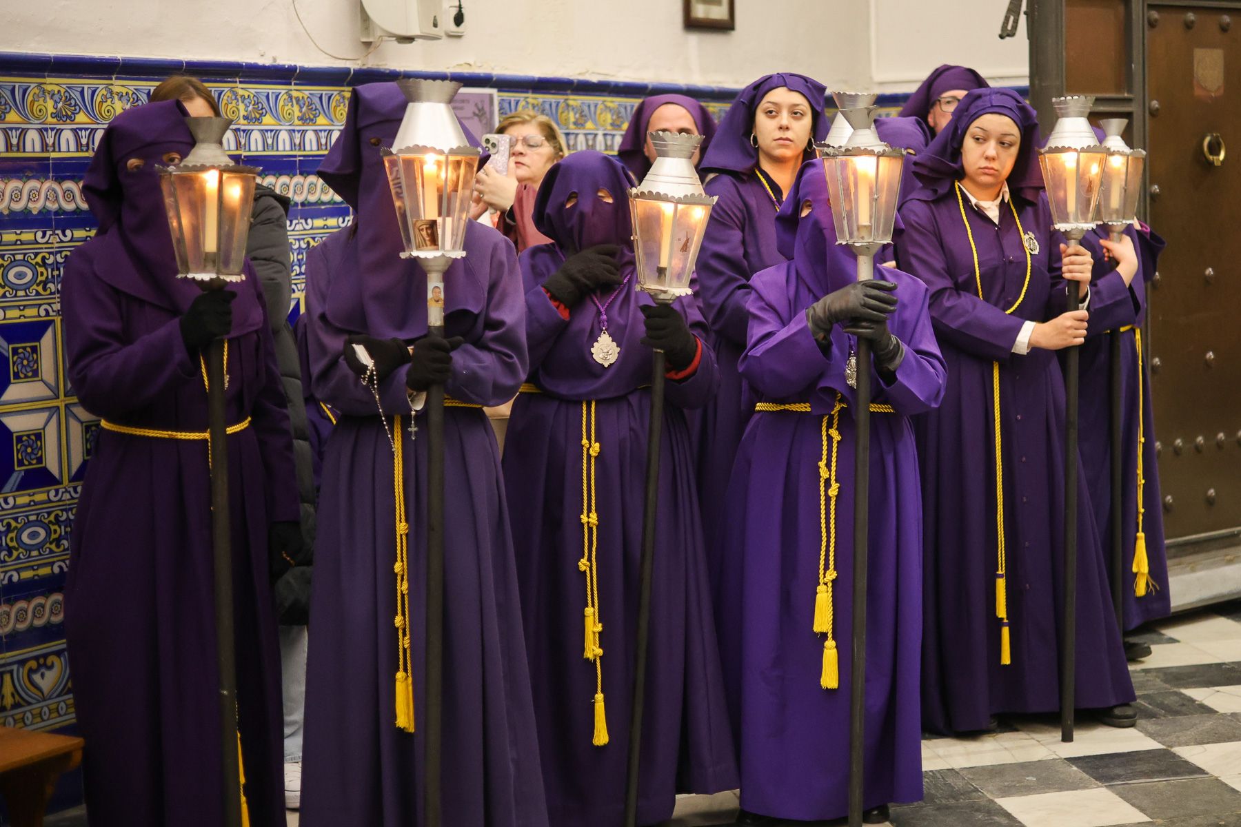 Hermanas de Jesús, en los momentos previos a la salida en procesión del Nazareno, esta pasada madrugada en San Juan de Letrán en Jerez.