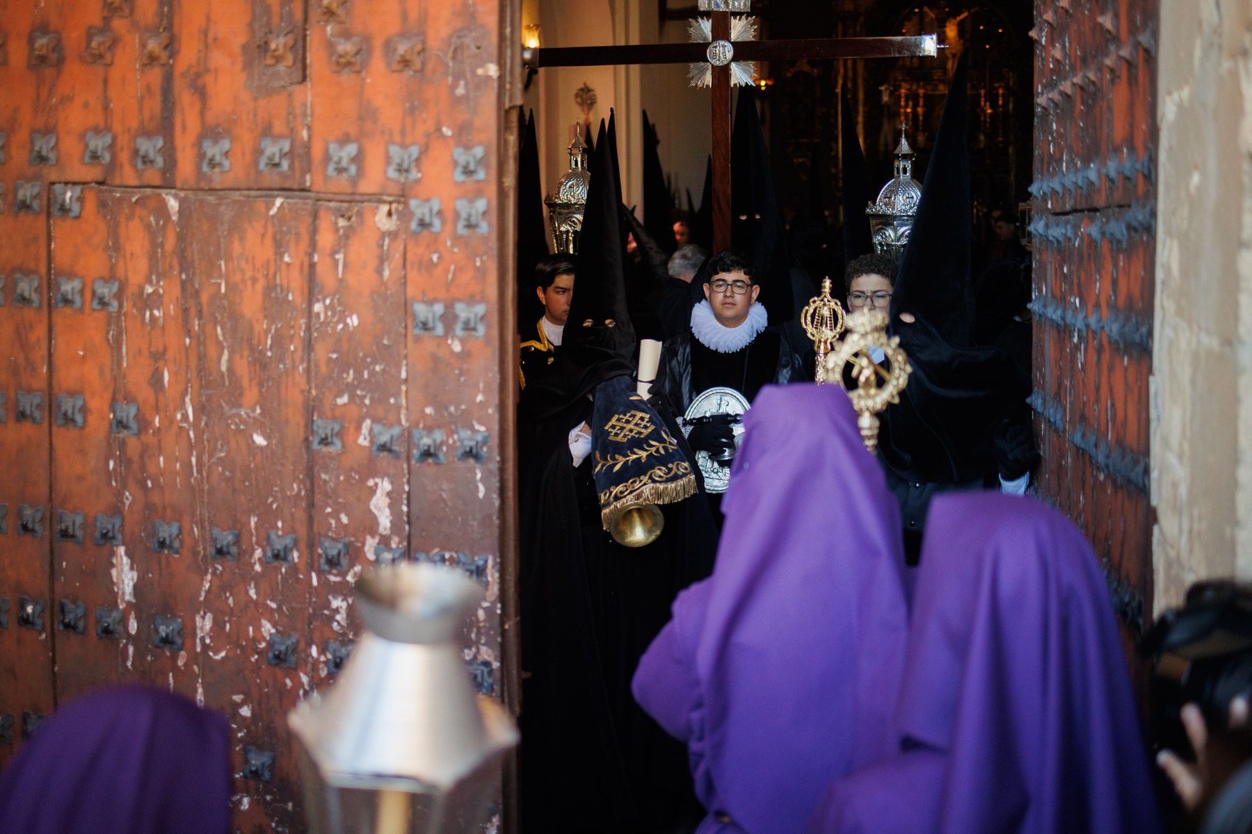 El Santo Entierro saliendo de la capilla del Calvario este Sábado Santo