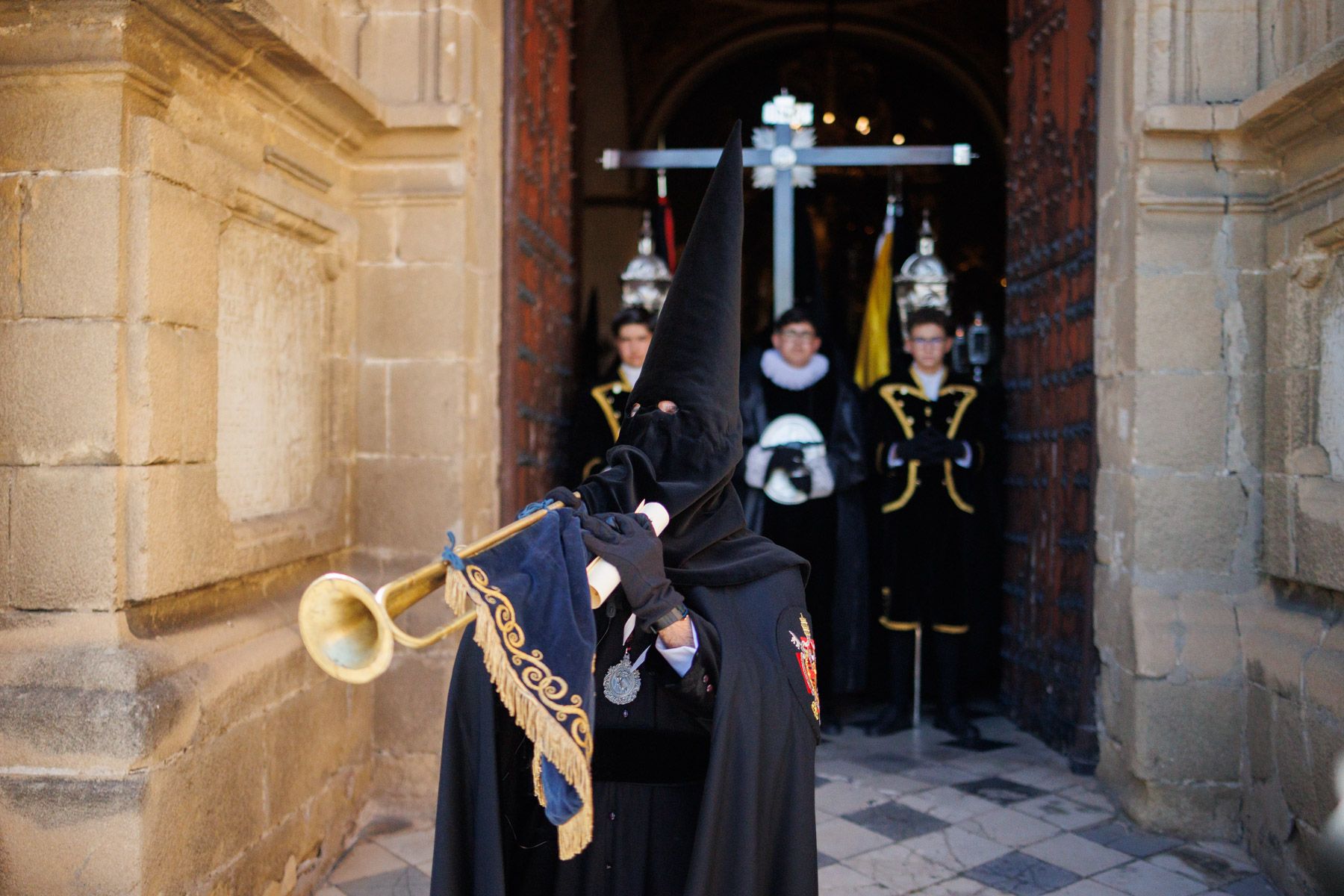 El Santo Entierro saliendo de la capilla del Calvario este Sábado Santo