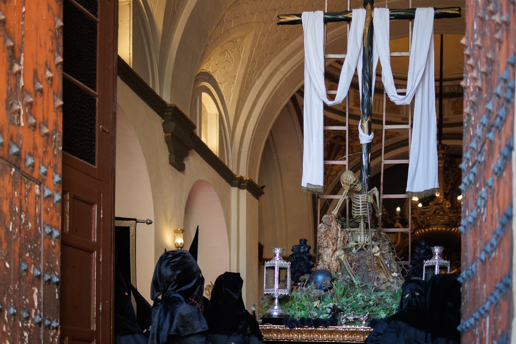 El Santo Entierro saliendo de la capilla del Calvario este Sábado Santo