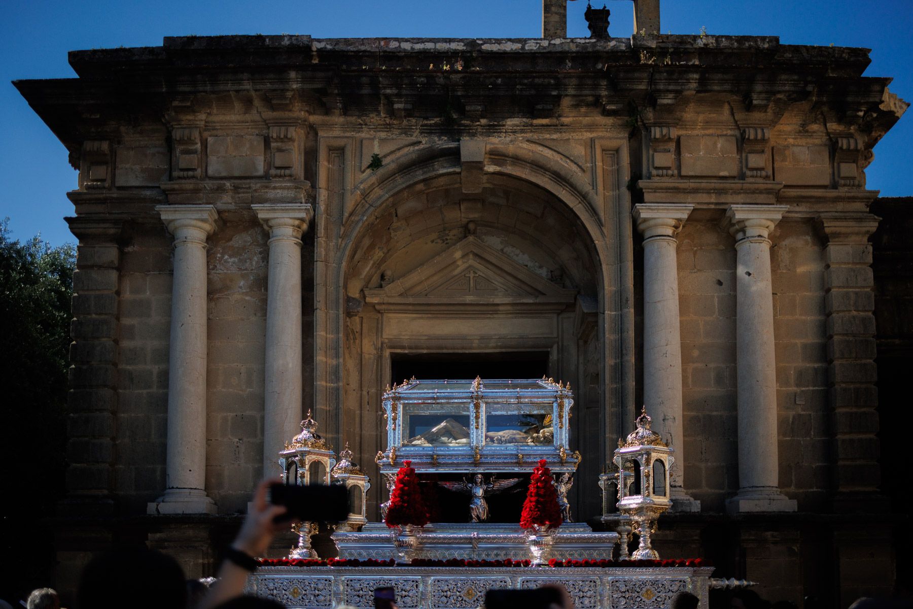 El Santo Entierro saliendo de la capilla del Calvario este Sábado Santo