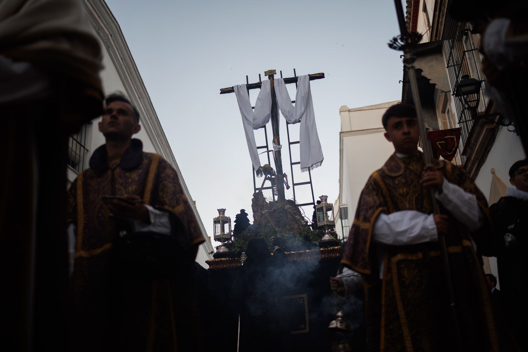 El Santo Entierro saliendo de la capilla del Calvario este Sábado Santo