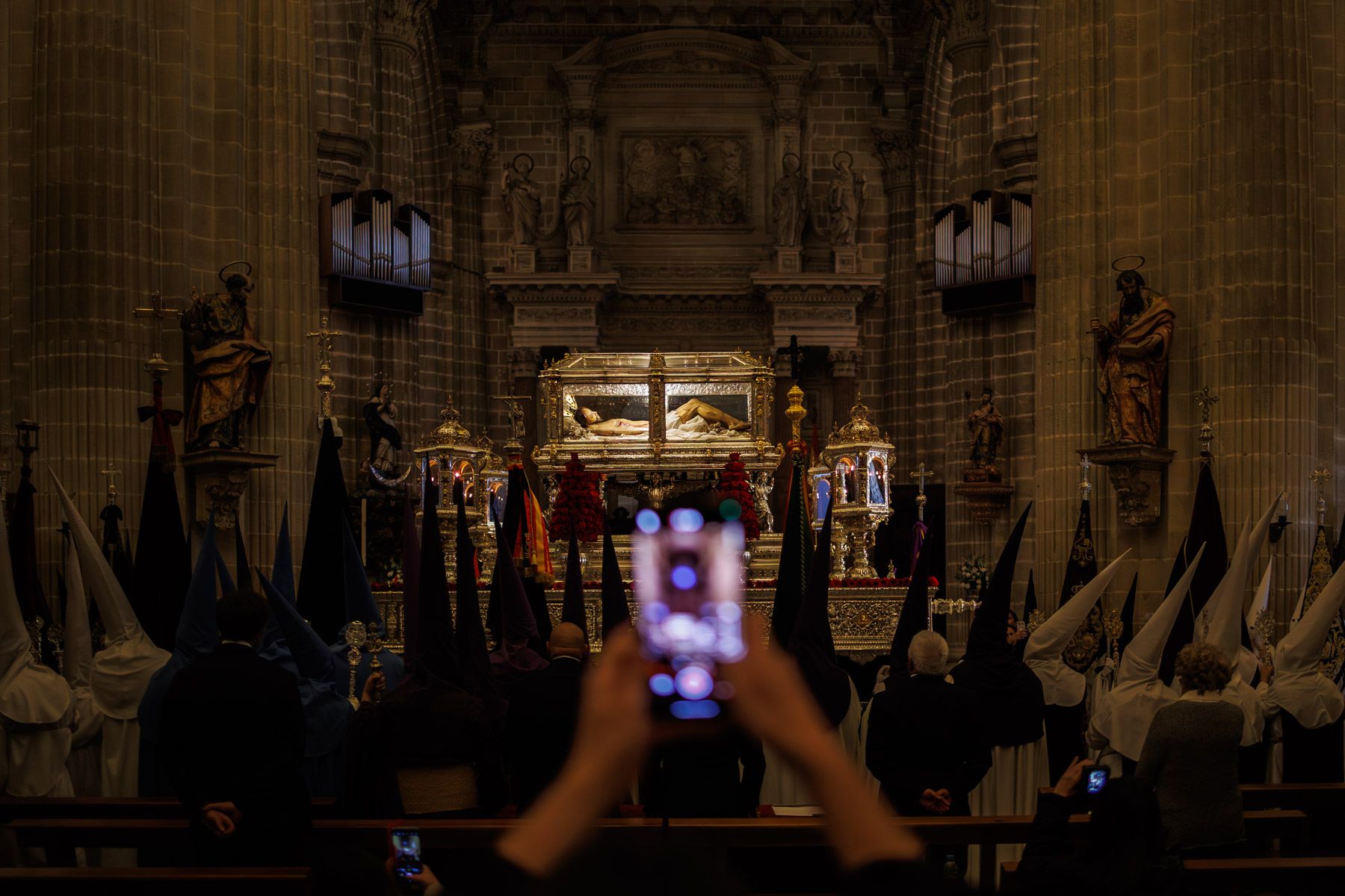 El Santo Entierro saliendo de la capilla del Calvario este Sábado Santo