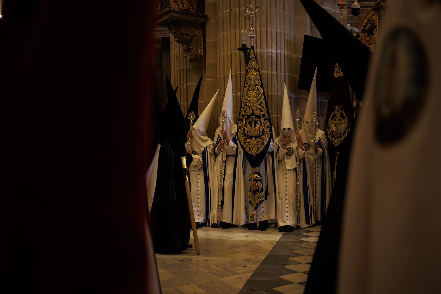 El Santo Entierro saliendo de la capilla del Calvario este Sábado Santo