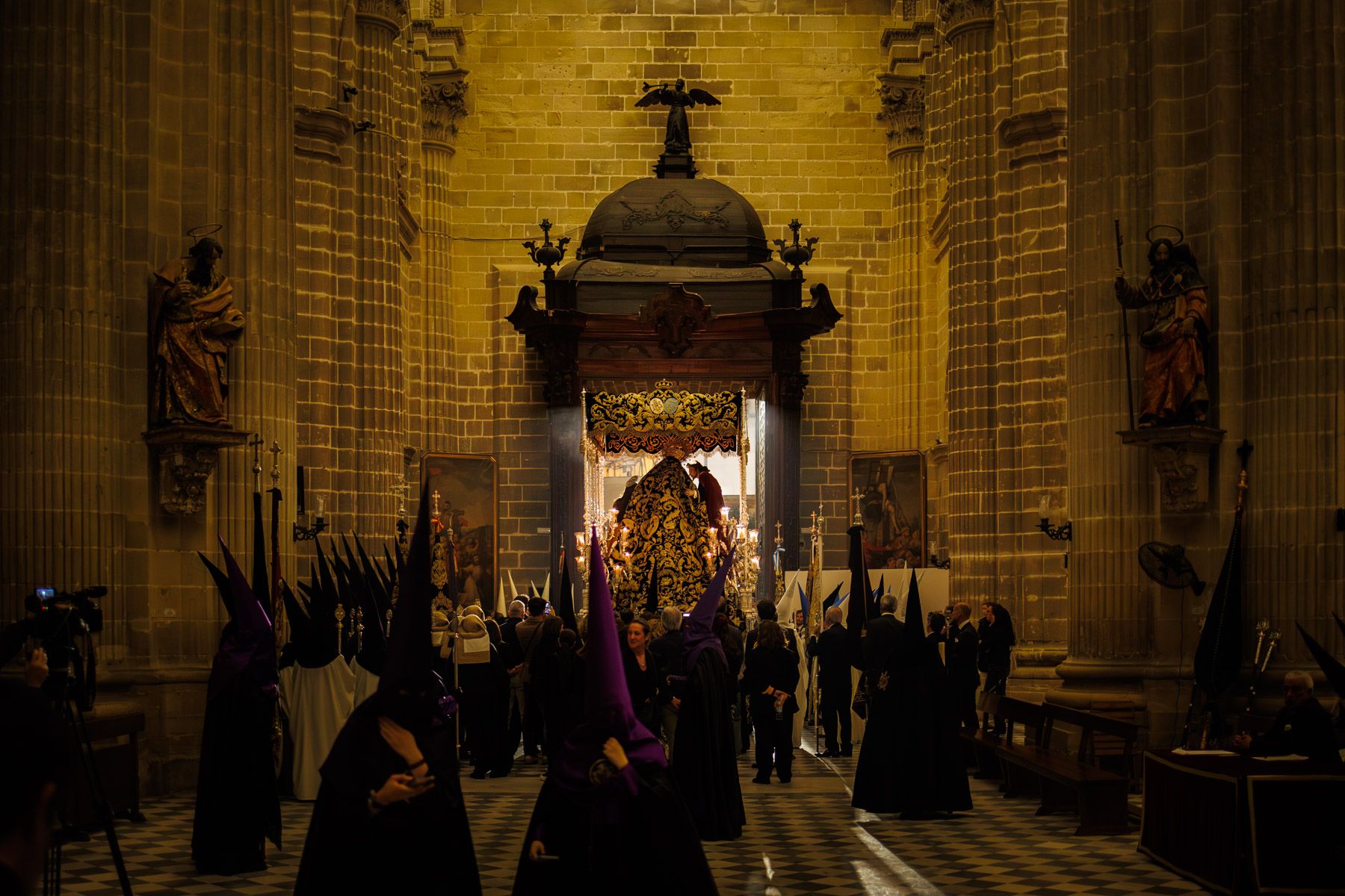 El Santo Entierro saliendo de la capilla del Calvario este Sábado Santo