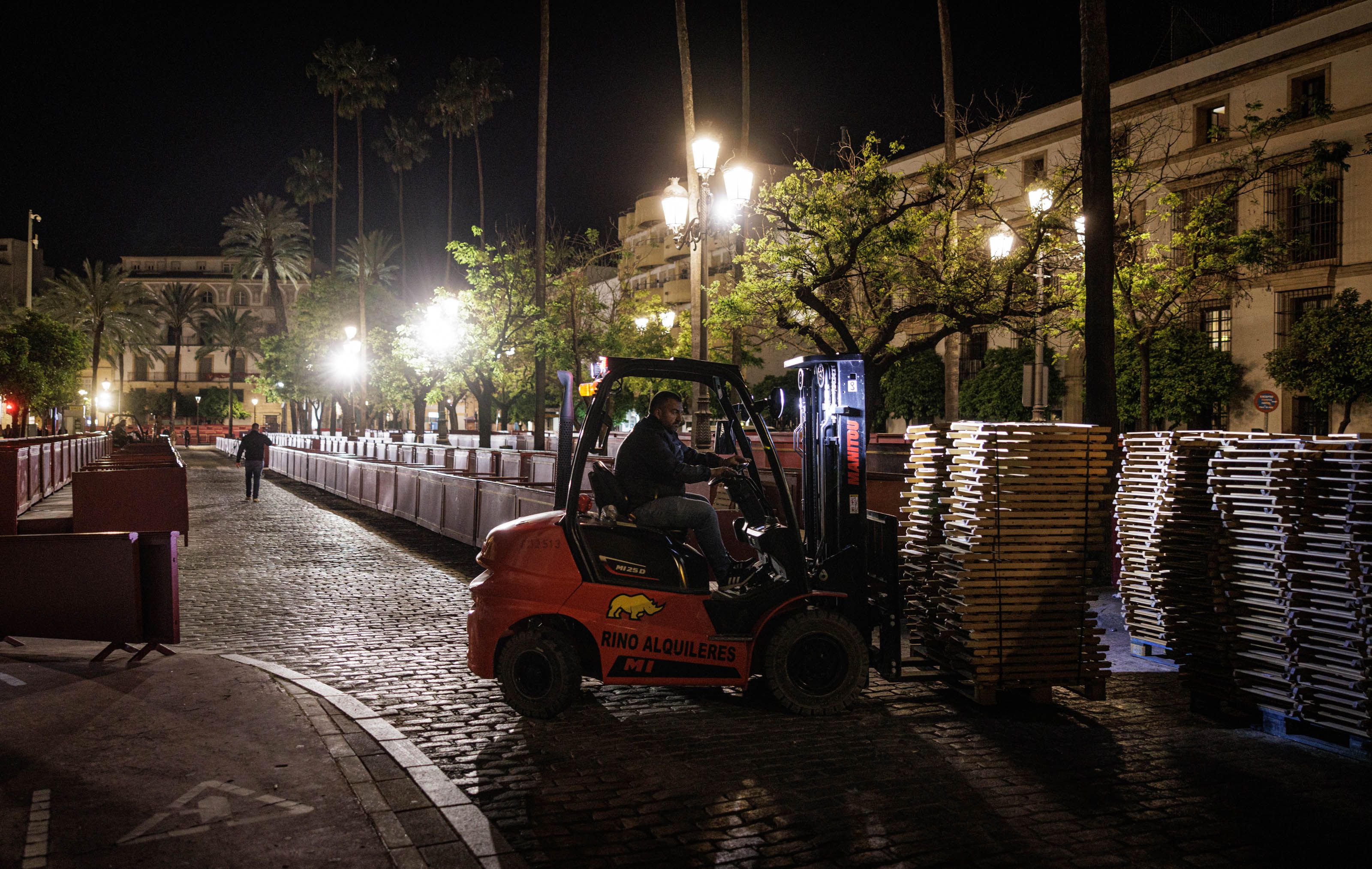 Operarios trabajan, desde la noche de este pasado Sábado Santo, en el desmontaje de toda la Carrera Oficial en Jerez.