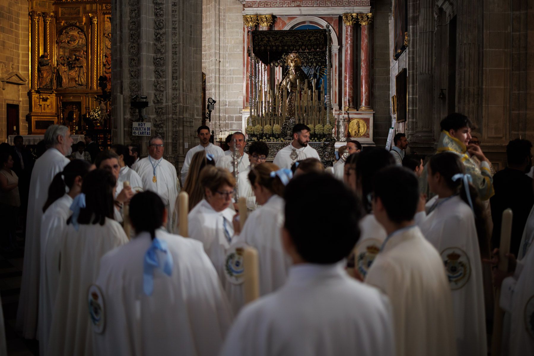 La Hermandad del Resucitado en la salida desde San Miguel