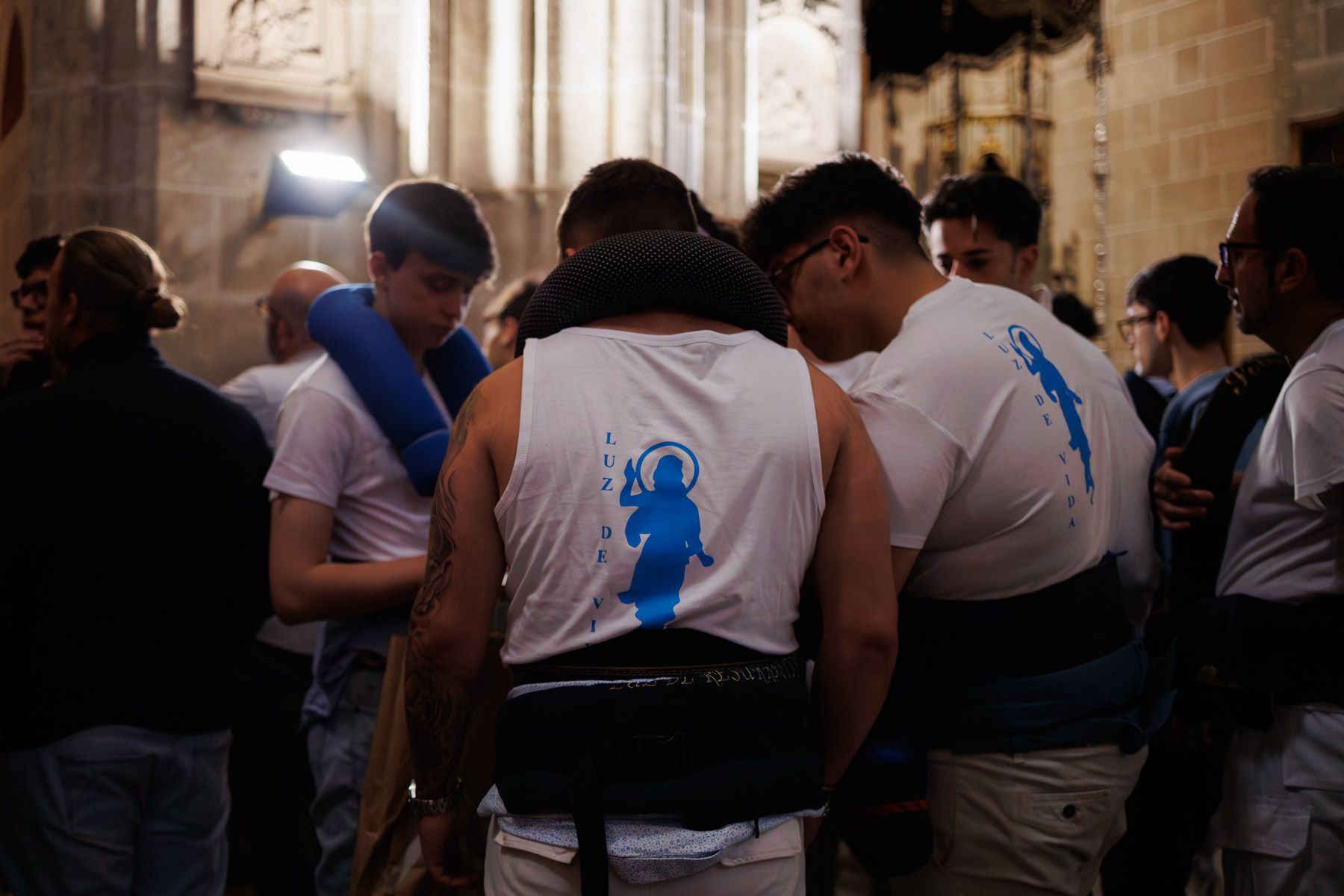La Hermandad del Resucitado en la salida desde San Miguel