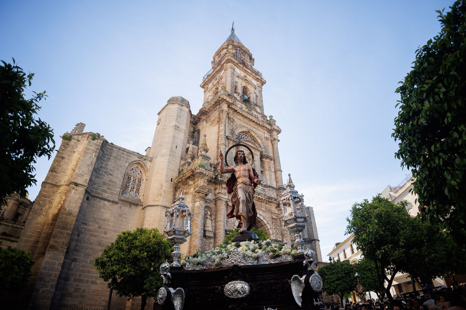 El Resucitado ante la fachada de San Miguel.  