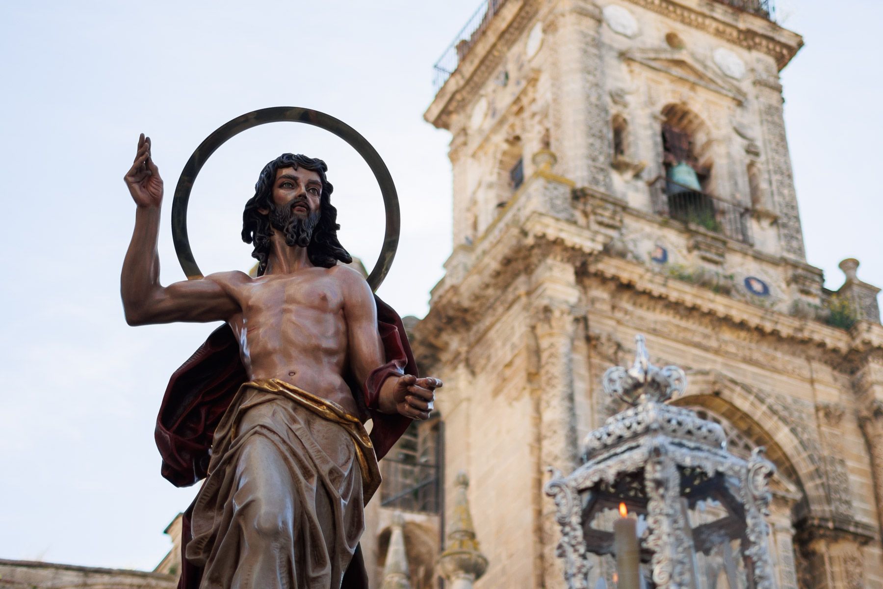 La Hermandad del Resucitado en la salida desde San Miguel