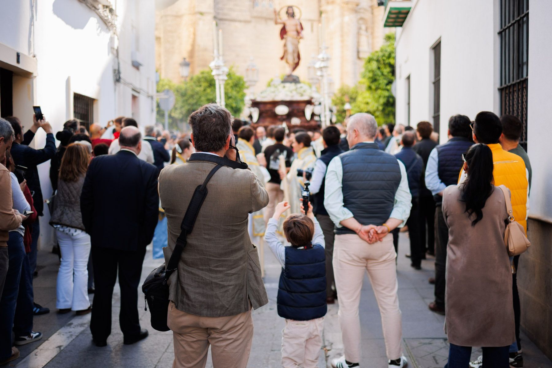 La Hermandad del Resucitado en la salida desde San Miguel