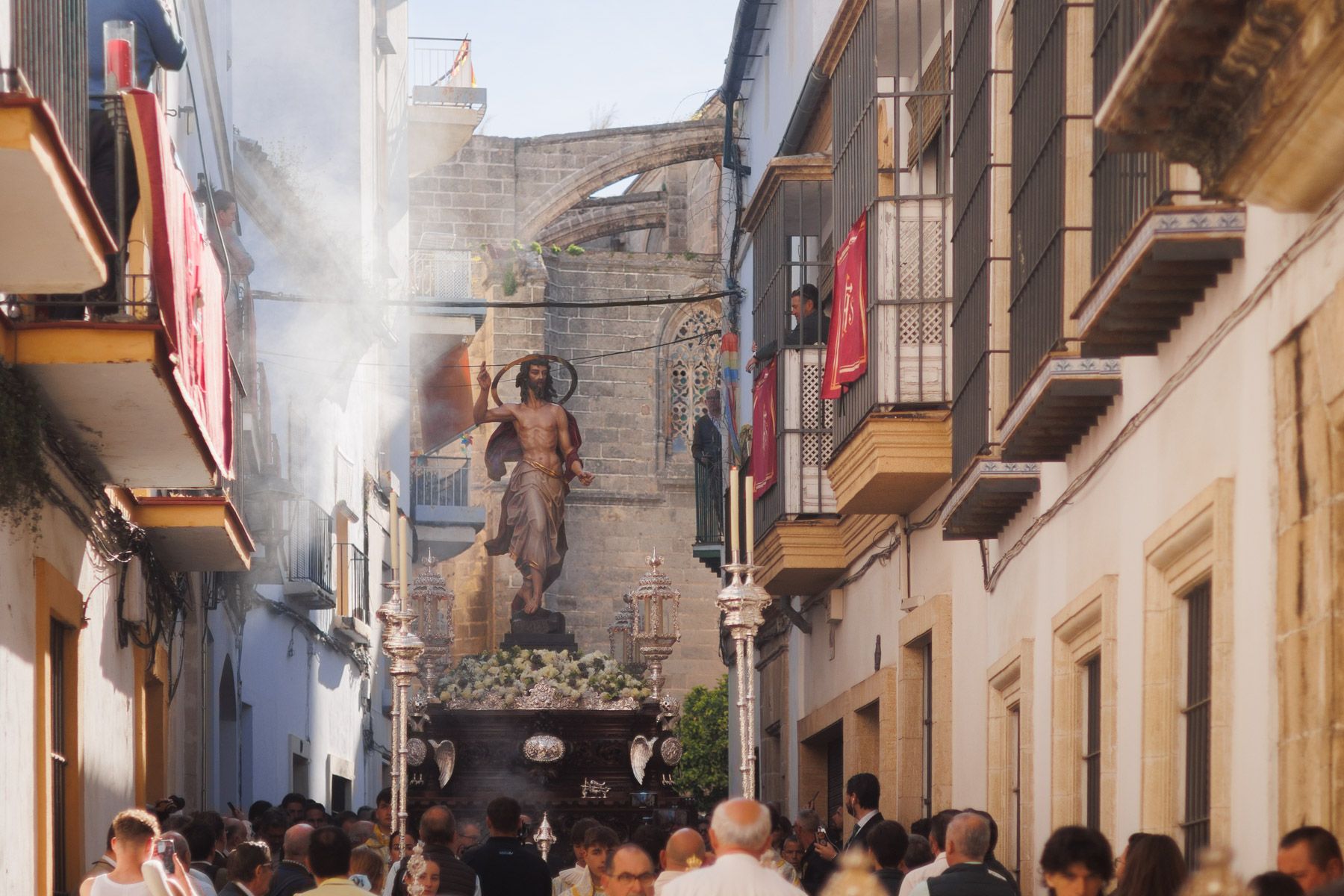 La Hermandad del Resucitado en la salida desde San Miguel