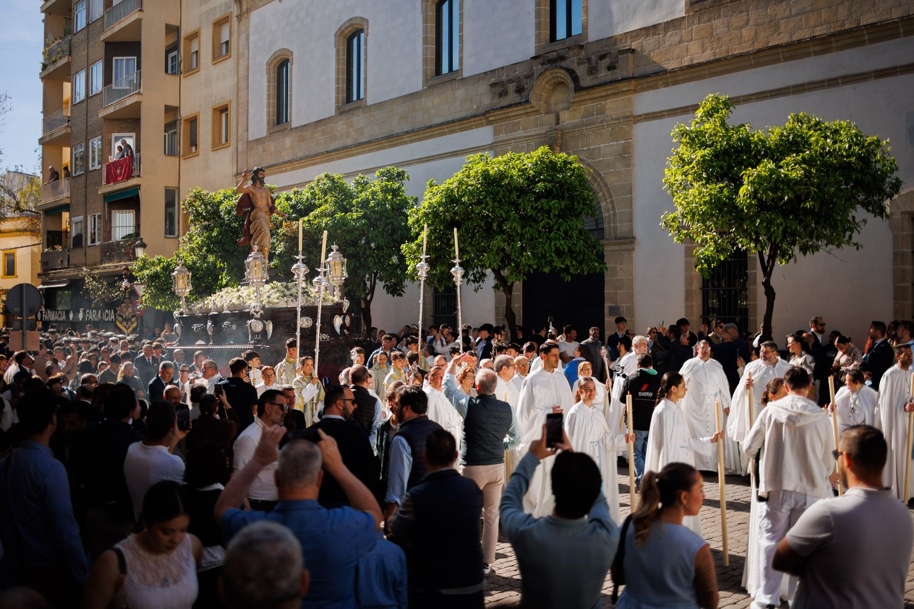 La Hermandad del Resucitado en la salida desde San Miguel