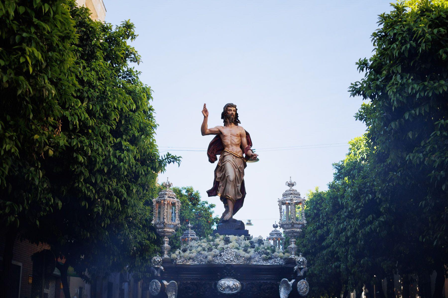 La Hermandad del Resucitado en la salida desde San Miguel