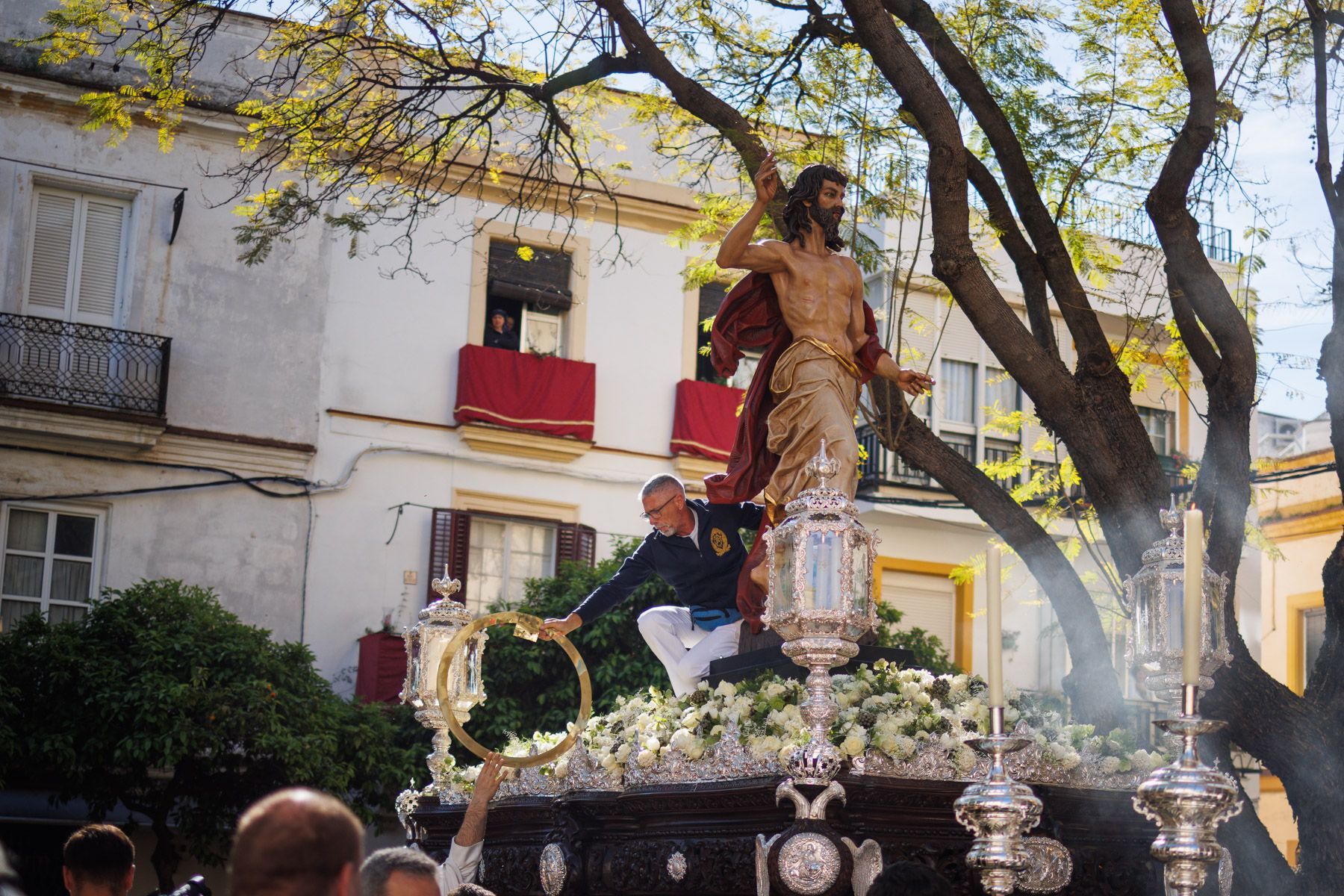 La Hermandad del Resucitado en la salida desde San Miguel