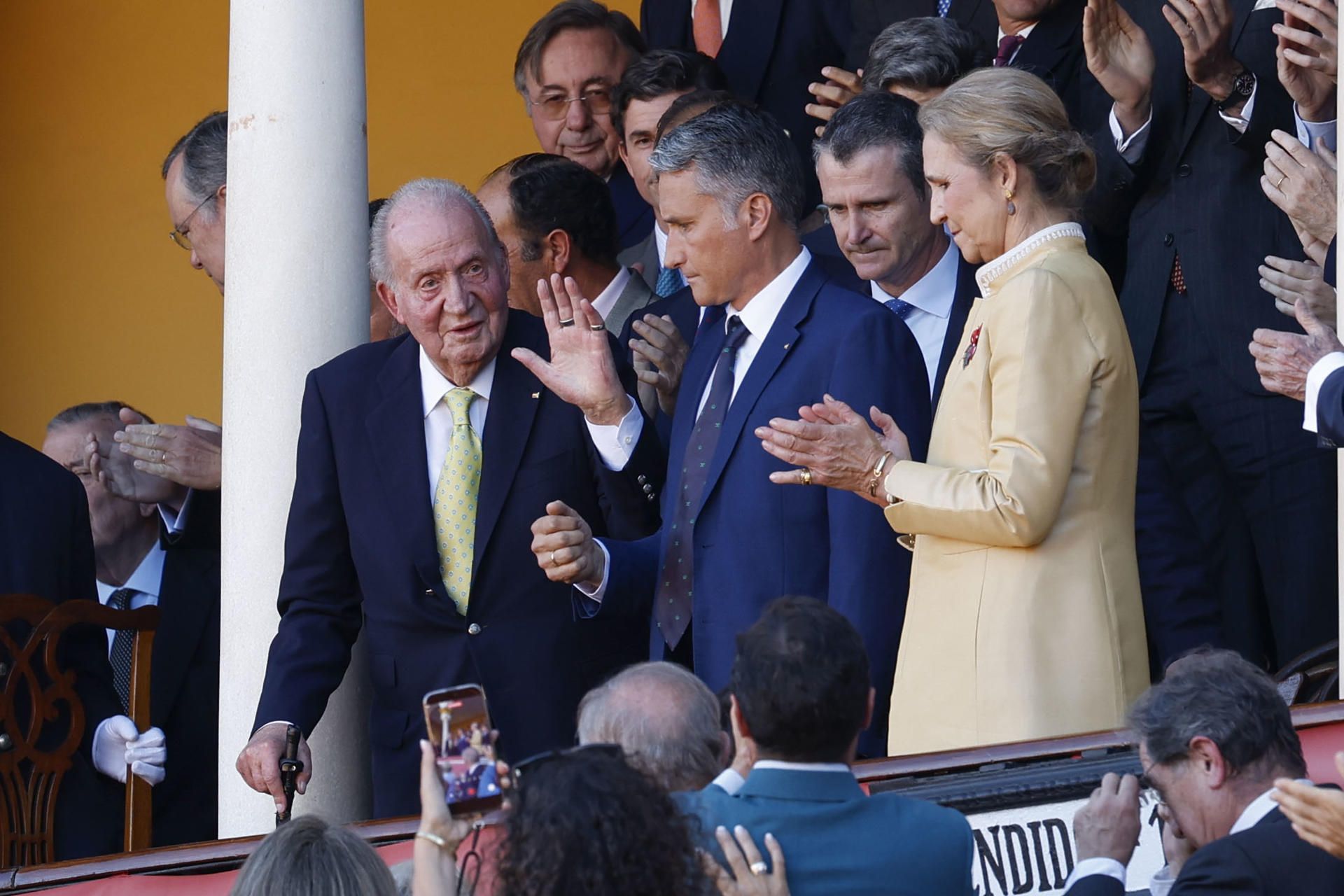 El público de la plaza de toros de La Maestranza de Sevilla ha recibido esta tarde con una ovación al rey emérito Juan Carlos I, que asiste a la reaparición de Morante de la Puebla, en una corrida en la que completan cartel el peruano Roca Rey y David de Miranda.dea46aw